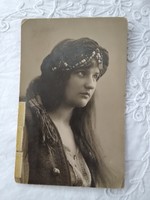 Antik fotólap/képeslap, hosszú hajú hölgy portré, gyöngyös fejdísz 1910 körül