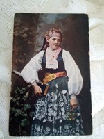 Antik képeslap levelezőlap- fotó népviselet Erdélyi népviseletek "Ifjú Szász asszony"