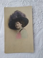 Antik kézzel színezett fotólap/képeslap, elegáns hölgy tollas kalapban, 1910 körüli