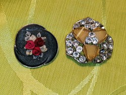 Flower brooches (735)