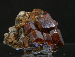 Természetes Hesszonit gránát kristálycsoport. Nyers ásvány, régi gyűjteményből. 22 gramm