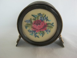 Bronze napkin holder with embroidered rose tapestry decoration