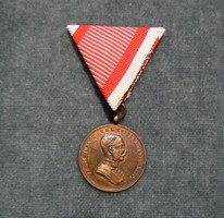 Franz Joseph bronze medal of valor, award rare early version! Traces of gilding!