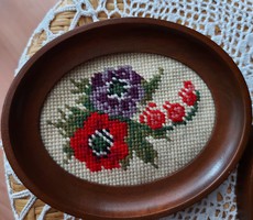 Antik gobelin, goblen ovális alakú fakerettel,  igényesen kivitelezett virágcsokor mintával