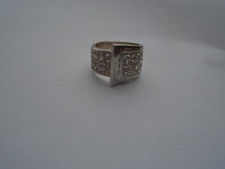 The inner size of the Tibetan silver ring with sparkling stones is 17 mm