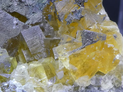 Természetes, sárga Fluorit kristályok Pirit réteggel és Kalcit ásvány szemcsékkel. 123 gramm.