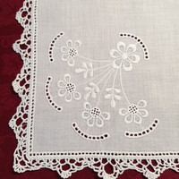 2 db fehér, hímzett zsebkendő,  26 x 26 cm