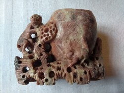 Kínai faragott kő váza  majommal meg egy másik állatkával