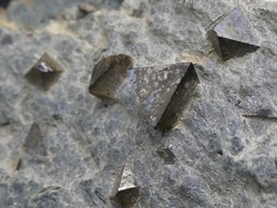 Természetes Magnetit kristályok Szerpentinites anyakőzeten. Nagy méretű gyűjteményi ásvány 421 gramm