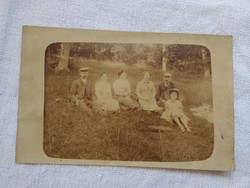 Antik szépia fotólap/életkép, családi piknik/kirándulás hölgyek, urak, kislány 1900 körüli