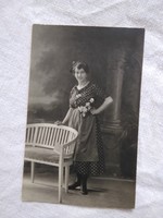 Antik fotólap, csinos hölgy mintás ruhában virágokkal 1910-es évek