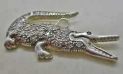 Csodálatos régi ezüst krokodil medál fehér kövekkel