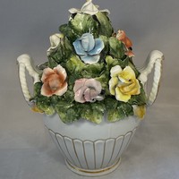 Porcelán virágos kosár dekoráció