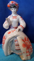 Szovjet Vintage porcelán figura. Varró lány hagyományos ukrán népviseletben.