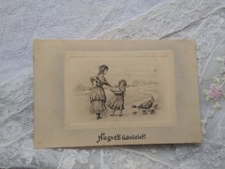 Antik, dombornyomott, osztrák húsvéti művészlap/képeslap elegáns hölgy, kislány, tyúk 1900 körüli
