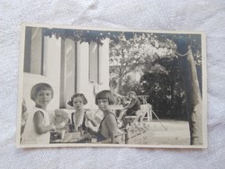 Régi magyar fotólap/életkép, kisgyerekek, kislányok a kertben, játék 1932