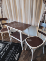 Egyedi mandala díszítésű asztal székekkel
