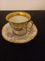 Barokk formavilágú, dúsan díszített, aranyozott szegélyű porcelán csésze alátéttel.