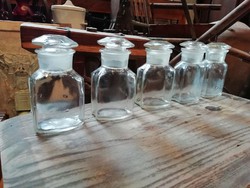 Patikai üvegek a 20. sz. elejéről, öt darab üveg, dekoráció