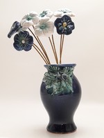 Morvay Zsuzsa kerámia váza kerámia virágokkal