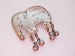 Kézzel vésett elefántos fém medál