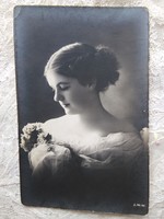Antik hosszúcímzéses képeslap/fotólap, szépséges hölgy virággal 1900 körüli