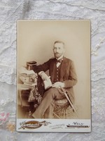 Antik szépia keményhátú kabinet fotó osztrák-magyar vasutas férfi, kard, könyvek Wels 1900 körüli