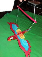 Retro minőségi lógatható fa papagáj  szárnya mozog képek szerint szárny fesztáv 32 cm