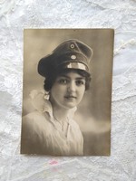 Antik fotólap/képeslap hölgy egyensapkában/tányérsapkában 1910 körüli