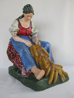 Nagy méretű szignált népművészeti gipsz szobor kukoricafosztó nő
