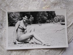 Régi fotólap/életkép csinos bikinis hölgy a folyóparton 1960-as évek