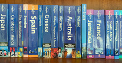 36 db Lonely Planet angol nyelvű útikönyv a 2000-es évek elejéről