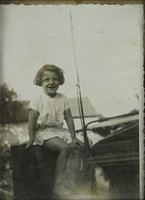 1H769 Régi keretezett gyerek fotográfia lovas szekéren ülő kislány 13.5 x 10.5 cm