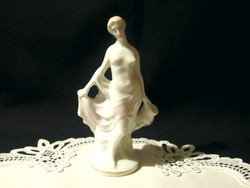 Vízhordó akt lepelben Arpo porcelán 13 cm magas
