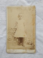 Antik szépia CDV/vizitkártya kislány, faragott lóca (?) Beránek Temesvár műtermi fotó 1890 körüli