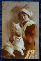 Antik üdvözlő fotó képeslap kislány cicákkal