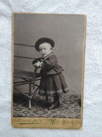 Antik CDV/vizitkártya kislány/kisbaba matróz ruhácskában Liederhoffer Vilmos Budapest 1900 körüli