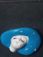 Különleges porcelán kalapos női fej kitűző az 1980-as évekből