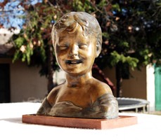 Huszár Adolf (1843-1885): A nevető kisfiú - antik bronz szobor, csiszolt vörös kő talapzattal