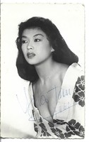 Yoko Tani francia-japán színésznő autográf, dedikált, sajátkezű aláírása fotólapon.
