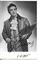 Nikola Nikolov operaénekes autográf, dedikált, sajátkezű aláírása fotólapon.