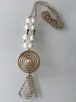 Aranyozott retro nyaklánc különleges medállal, 43 cm hosszú duplán
