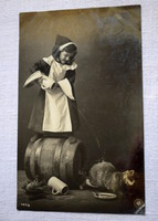 Antik francia  üdvözlő fotó képeslap cicát leöntő kislány
