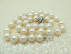 Akoya pearl string with white gold clasp