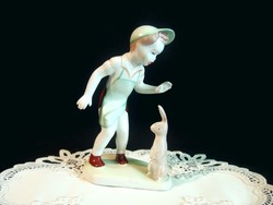 Aquincumi porcelán kisfiú nyuszival, nyuszis fiú