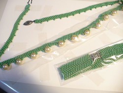 Zöld és fehér gyöngyből készült nyaklánc és karkötő
