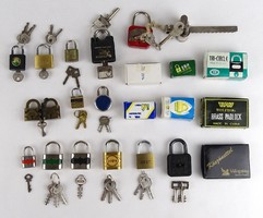 1H492 Régi lakat függőzár csomag kulcsokkal 22 darab