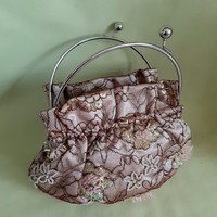 Csipke és selyem anyagú táska, pezsgő színű, gyönyrű kapoccsal