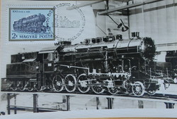 424-es gőzmozdonyt ábrázoló bélyeg a mozdony makettjének képeslapján