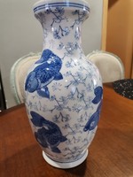 Kínai  kék-fehér porcelán  váza kézzel festett koi hallal és virágdíszítéssel, újszerű állapotban